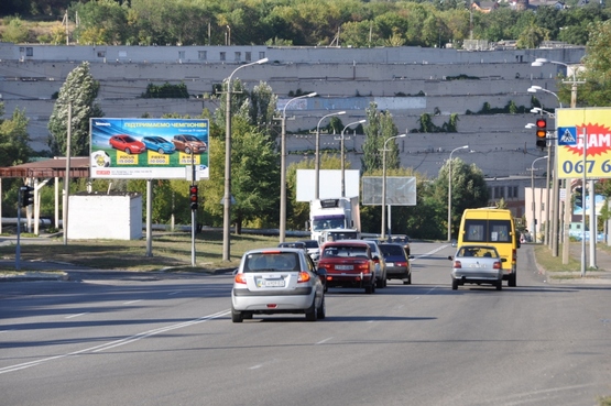 Фото рекламной плоскости по адресу вул. Космічна (біля лікарні), на світлофорі
