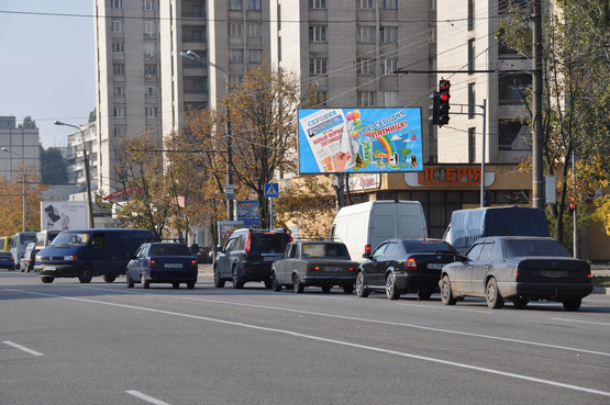 Фото рекламной плоскости по адресу Набережна Перемоги, 44 - вул. Мандриківська, піццерія "Луіджі" (з центру), світлофор