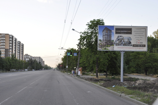 Фото рекламной плоскости по адресу Набережна Перемоги, 78 - спортивний клуб "ВОСХОД" (в центр), на світлофорі