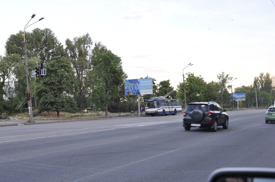 Фото рекламной плоскости по адресу Набережна Перемоги, 78 - спортивний клуб "ВОСХОД" (з центру), на світлофорі