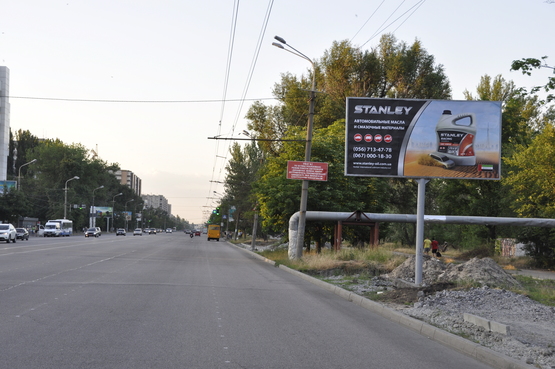 Фото рекламной плоскости по адресу Набережна Перемоги, 100, навпроти магазиныв "Ельдорадо", Varus" (в центр)