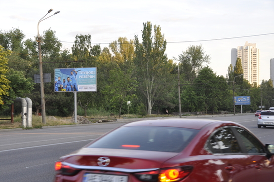 Фото рекламной плоскости по адресу Набережна Перемоги, 100, навпроти магазиныв "Ельдорадо", Varus" (з центру)