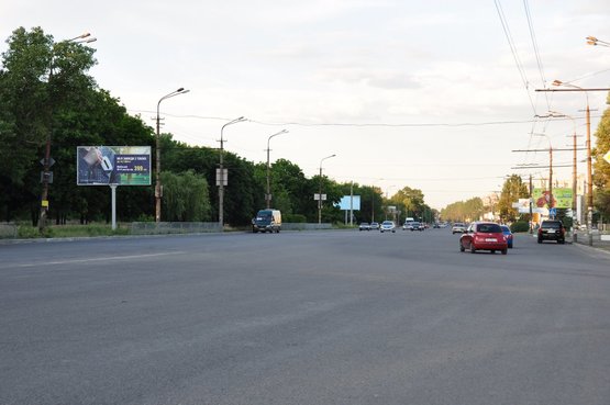 Фото рекламной плоскости по адресу Набережна Заводська - вул. Ю. Кондратюка, АТБ-маркет (в центр)