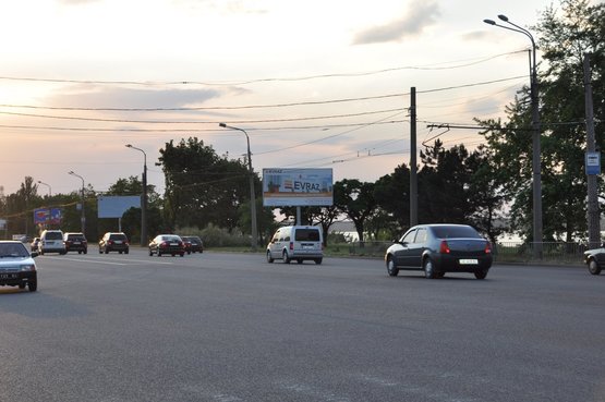 Фото рекламной плоскости по адресу Набережна Заводська, навпроти СТАНа 550 (з центру)
