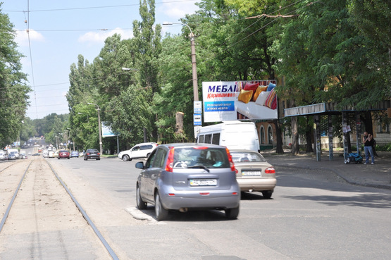 Фото рекламной плоскости по адресу пр-т Б. Хмельницького, 61, біля зупинки громадського транспорту
