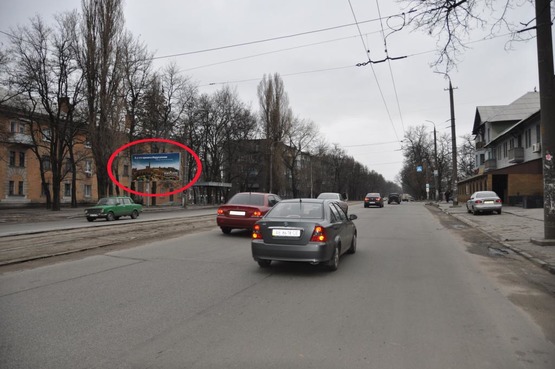 Фото рекламной плоскости по адресу пр-т Б. Хмельницького, 61, біля зупинки громадського транспорту