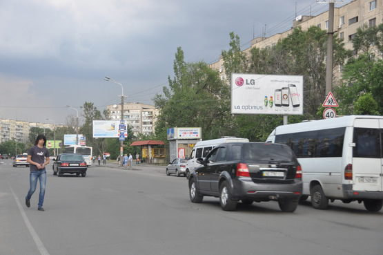 Фото рекламной плоскости по адресу пр-т Героїв - бульвар Слави (в центр)