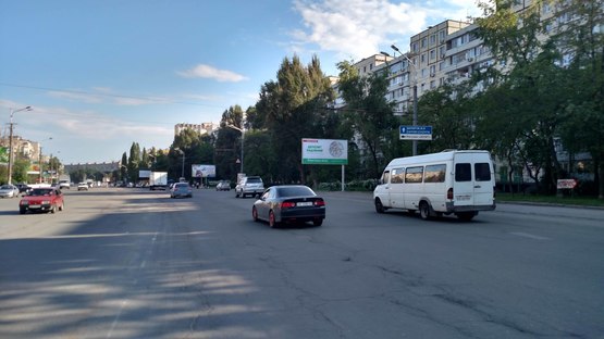 Фото рекламной плоскости по адресу пр-т Героїв, б. 12, "китайська стіна" (з центру)