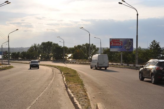 Фото рекламной плоскости по адресу Південний міст, вул. Гаванська (разподільча смуга), з'їзд на правий берег м. Дніпро
