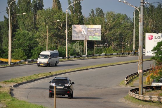 Фото рекламной плоскости по адресу Південний міст, вул. Гаванська (разподільча смуга), в сторону лівого берега м. Дніпро