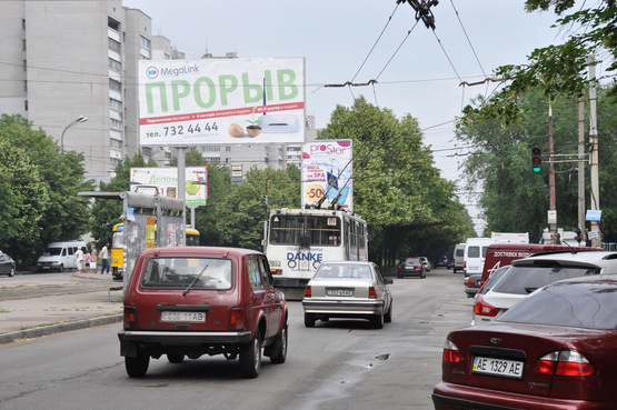 Фото рекламной плоскости по адресу вул. Робоча - вул. Каверіна, ринок Каверинський, АТБ-маркет, світлофор