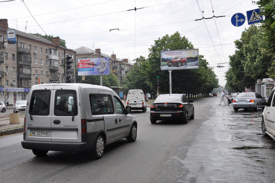 Фото рекламной плоскости по адресу вул. Робоча - вул. Каверіна, до ТЦ "APPOLO", світлофор