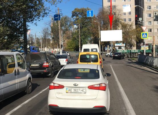 Фото рекламной плоскости по адресу s073A,вул. Робоча - вул. Володимира Антоновича, на світлофорі, рух вниз