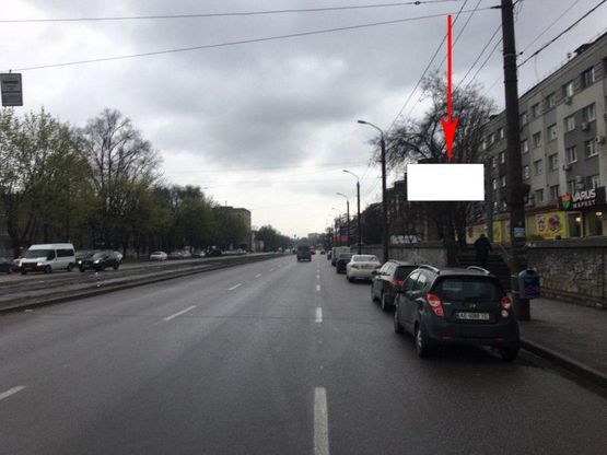 Фото рекламной плоскости по адресу t080A,просп. Богдана Хмельницького, 16, біля входу у Варус