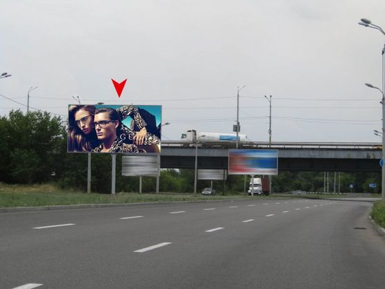 Фото рекламної площини за адресою m012A1,вул. Набережна Перемоги, біля Південного мосту, розділова смуга, рух з центру