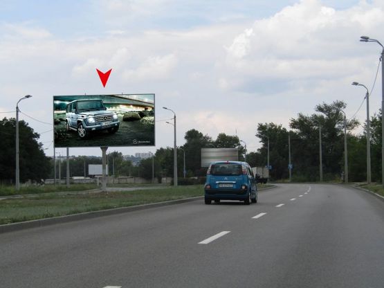 Фото рекламной плоскости по адресу m012A2,вул. Набережна Перемоги, біля Південного мосту, розділова смуга, рух в центр