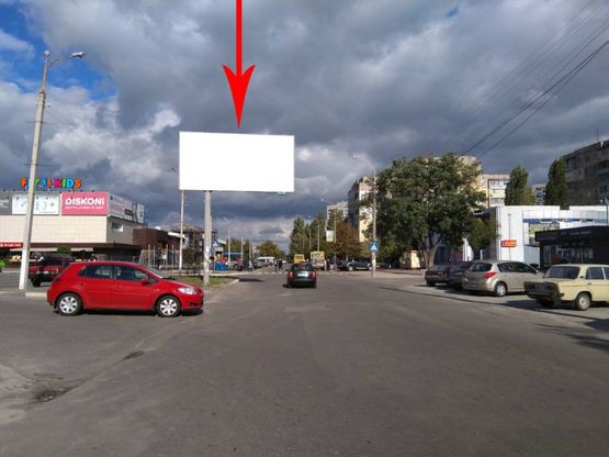 Фото рекламной плоскости по адресу дз20А,бульв. Будівельників, навпроти буд. №26 (ТЦ Терра, супермаркет ВАРУС)