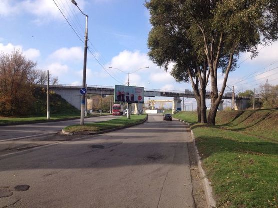 Фото рекламной плоскости по адресу дз32А2,вул. Січеславський шлях (р-н з/д моста ВАТ "Баглійкокс") - на розділовій смузі