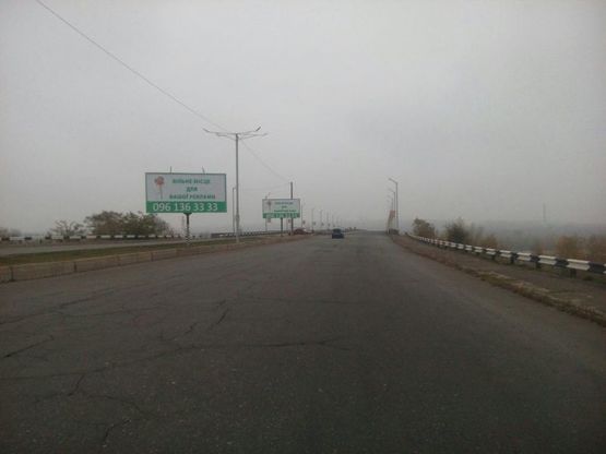 Фото рекламной плоскости по адресу дз38А1,мостовий перехід через р. Дніпро (на розділовій смузі)(4) рух з лівого на правий берег