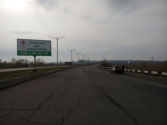 Фото рекламной плоскости по адресу дз39А1,мостовий перехід через р. Дніпро (на розділовій смузі)(5) рух з лівого на правий берег