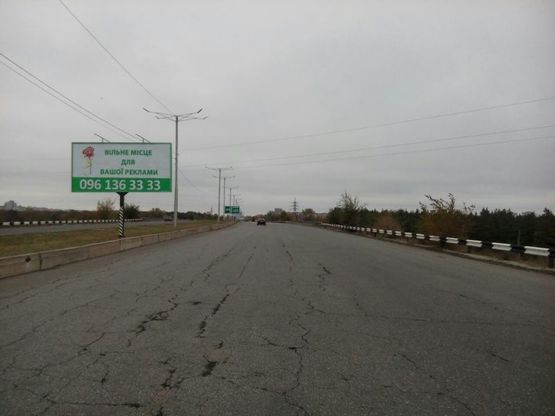 Фото рекламной плоскости по адресу дз42А2,мостовий перехід через р. Дніпро (на розділовій смузі)(8) рух з правого на лівий берег