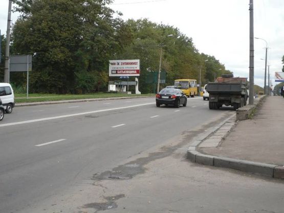 Фото рекламной плоскости по адресу м. Рівне, вул. Київська, поруч із зупинкою Обласна лікарня