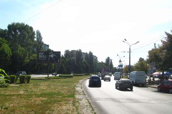 Фото рекламной плоскости по адресу Ярослава Івашкевича вул., 3; розподвльник (в напр. Луговой вул.)