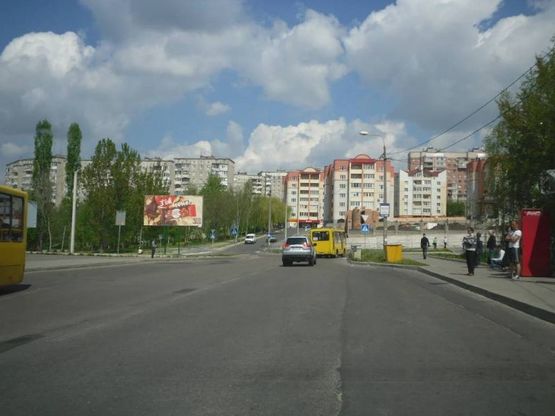 Фото рекламной плоскости по адресу м. Рівне, вул. Є.Коновальця, перехрестя з вул. А.Мельника