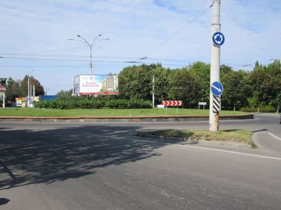 Фото рекламной плоскости по адресу м. Рівне, кільце на перехресті вул. Курчатова та вул. Д. Галицького