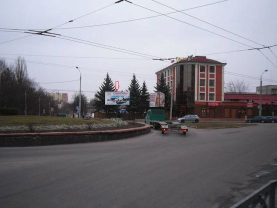 Фото рекламной плоскости по адресу м. Рівне, вул. вул. Ст. Бандери, в районі перехрестя з вул. Відінською