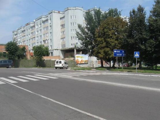 Фото рекламної площини за адресою м. Острог,  вул. Глібова, перехрестя з вул. Татарською