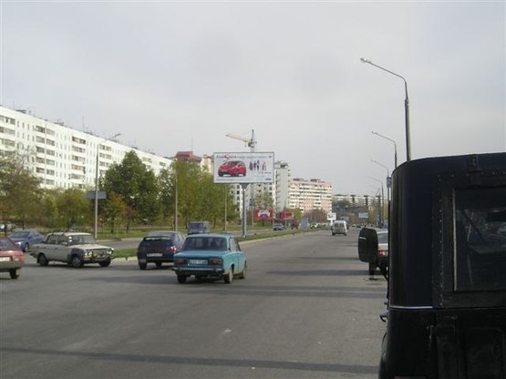 Фото рекламной плоскости по адресу Набережна магістраль - вул.1-ша Московська, напрямок руху до вокзалу