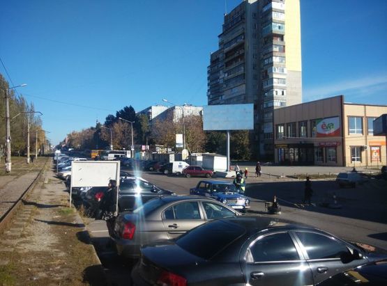 Фото рекламной плоскости по адресу Вул.8 березня (пр.Моторобудівників)— вул.Кругова, вход на рынок Анголенко, «Ева»