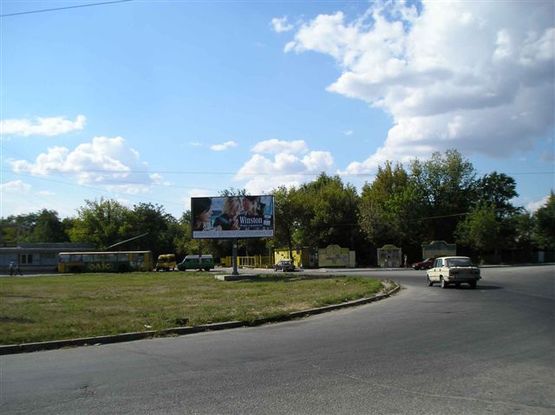 Фото рекламной плоскости по адресу вул.Істоміна - вул.Гладкова (коло), обличчям на вул. Дніпропетровське шосе