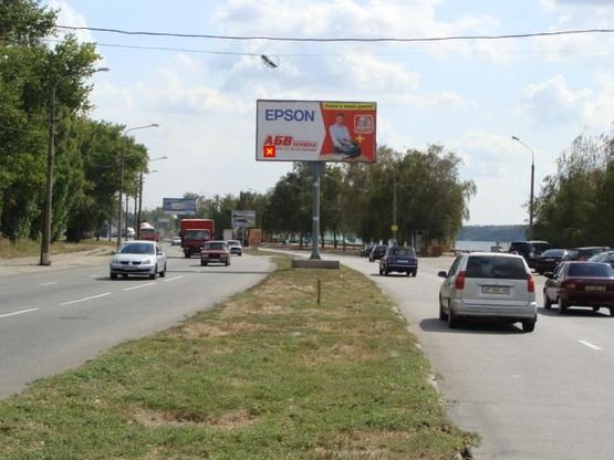 Фото рекламной плоскости по адресу Набережна магістраль - вул.Підбережна,пішохідний міст, напрямок руху до вокзалу