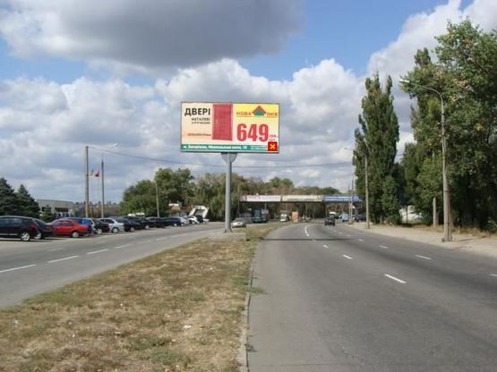 Фото рекламной плоскости по адресу Набережна магістраль - вул.Підбережна,пішохідний міст, напрямок руху до порту