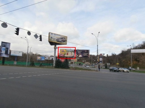 Фото рекламной плоскости по адресу Дружбы Народов бульвар (площадь ГВОВ) на светофоре съезда  с ул. Старонаводницкая