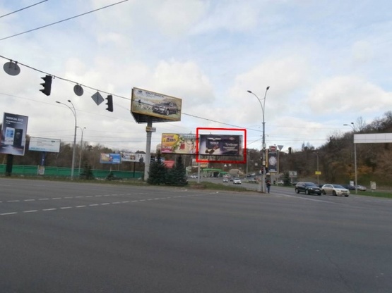 Фото рекламної площини за адресою Дружбы Народов бульвар (площадь ГВОВ) на светофоре съезда  с ул. Старонаводницкая