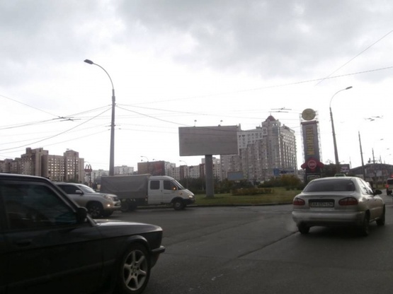 Фото рекламной плоскости по адресу Оболонский пр. / Маршала Тимошенко, разделит. клумба  по ходу к Петровке, (М) "Минская"