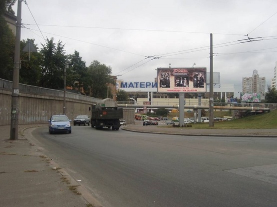 Фото рекламной плоскости по адресу Борщаговская ул., съезд на Вадима Гетьмана (Индустриальная) ул. (развязка)