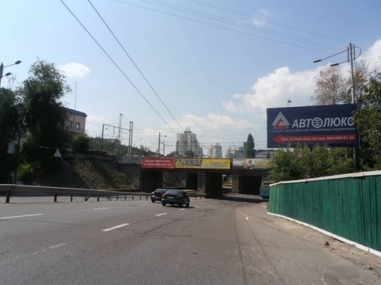 Фото рекламной плоскости по адресу Льва Толстого ул. (напротив дома 63, перед ж/д мостом)