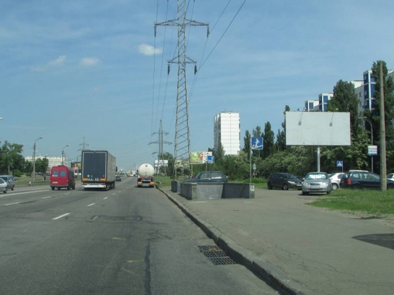 Фото рекламної площини за адресою Братиславська, 12 напроти  / Олександра Бойченка, рух від Броварського проспекту