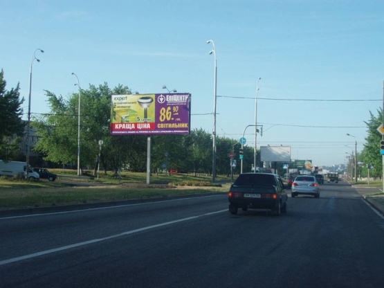Фото рекламної площини за адресою Богатырская ул. (на разделителе) / Полярная