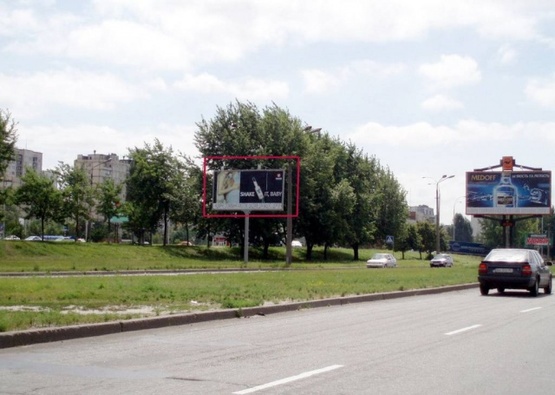 Фото рекламной плоскости по адресу Богатырская ул., через 170м по ходу от ул Полярная к Вышгороду