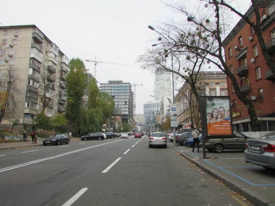 Фото рекламной плоскости по адресу Мечникова, 14/1  (М"Кловська) за зупинкою міського транспорту