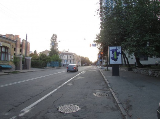 Фото рекламной плоскости по адресу Бульварно-Кудрявська (Воровського), 20 на світлофорі, рух в бік Львівскої площі