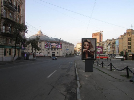Фото рекламной плоскости по адресу Бульварно-Кудрявська (Воровського), 51 (навпроти) рух в бік площі Перемоги