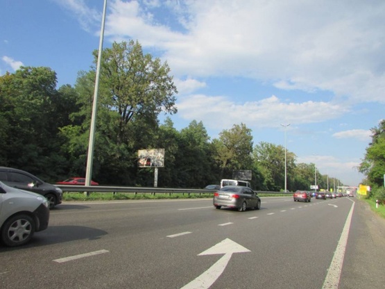 Фото рекламної площини за адресою Брест-Литовське шосе (Укр. держ. центр радіочастот), рух в напрямку Киева, ліворуч