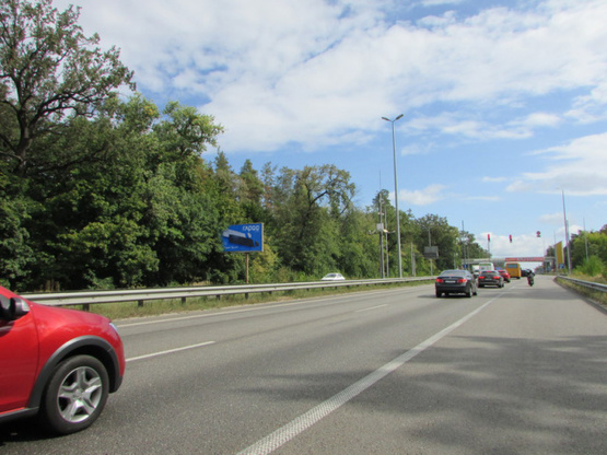 Фото рекламной плоскости по адресу Брест-Литовське шосе, за 100 метрів до світлофора (розворот до аєродрому "ЧАЙКА"), рух в напрямку Киева, ліворуч