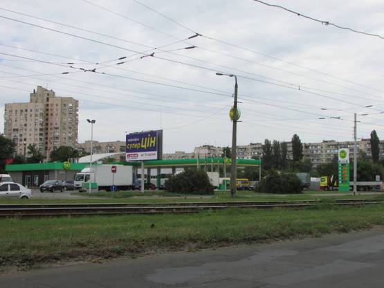 Фото рекламной плоскости по адресу Симиренка 17А (АЗС WOG), напрямок руху від  вул. Сім`ї Сосніних, ліворуч